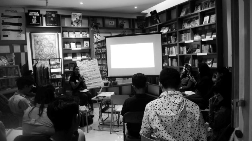 Kelas Liar edisi Bulan Juli yang membahas tentang Trauma Antargenerasi di Tengah Kehidupan Urban di Bandung, di Perpustakaan Bunga di Tembok, Sabtu, 4 Juli 2026. (Foto: Fitri Amanda/BandungBergerak)