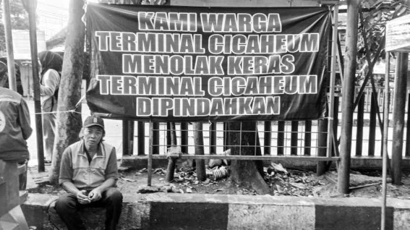 Spanduk tuntutan di Terminal Cicaheum, Kota Bandung, Senin sore, 6 Juli 2026. (Insan Radhiyan/BandungBergerak)