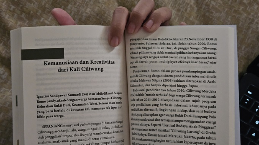 Bagian dalam buku Berkesenian di Tengah Segala Cuaca karya Selvi Agnesia. (Foto: Virliya Putricantika/BandungBergerak)