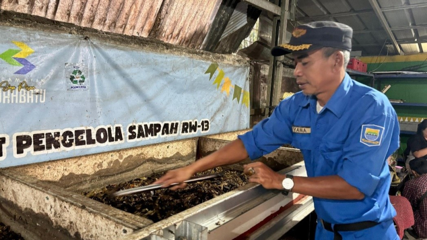 Proses mengolah sampah dengan maggot.(Foto: Dokumentasi Sherly Goesty Rany, 01/07/26)
