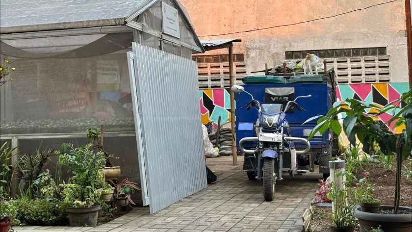 Bantuan rumah semai oleh PT Telkom Indonesia dan hadiah armada sampah oleh DLH Kota Bandung. (Foto: Dokumentasi Sherly Goesty Rany, 01/07/26)