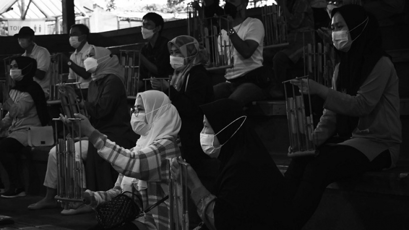 Wisatawan ikut bermain  di ampiteater Saung Angklung Udjo (SAU), Bandung, Minggu (12/9/2021).  (Foto: Prima Mulia/BandungBergerak.id)