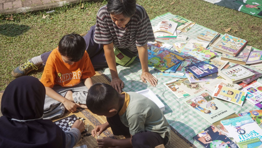 Para ibu menggelar protes, anak-anak tetap bisa bermain. (Foto: Virliya Putricantika/BandungBergerak)