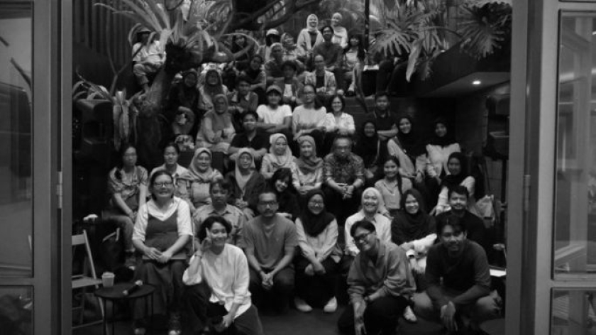 Peserta berfoto bersama usai mengikuti diskusi publik bertajuk Masih Mungkinkah Kita Punya Rumah di Kota Bandung? di Morgy Coffee, Bandung, Jumat, 17 Juli 2026. (Foto: Muhammad Fauzi Syakir/BandungBergerak)