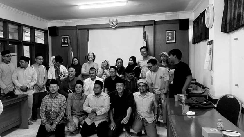 Diskusi Seri Civic-Tastic Hubungan Antariman (Part 1) yang diselenggarakan Sekolah Damai Indonesia (Sekodi) Bandung di Masjid Mubarak, Jalan Pahlawan, Sabtu, 18 Juli 2026. (Foto: Daffa Fadillah/BandungBergerak)