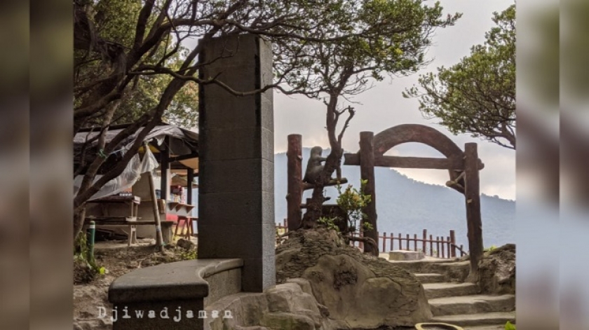 Monumen peringatan meninggalnya dua bersaudara Dirk dan Jan Anthonie Hendrik van Deelen, dan teman mereka Henry Peter Maasdam, tiga siswa HBS pada 1924. Jasad mereka ditemukan di bibir Kawah Ratu Gunung Tangkuban Parahu, setelah tiga pekan pencarian. (Sumber foto: dokumentasi Djiwadjaman)