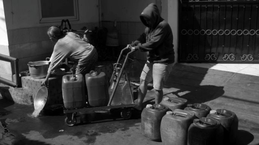 Warga memompa air bersih dari instalasi air tanah umum di Kelurahan Maleber, Bandung, 24 Juli 2026. Kemarau panjang berdampak pada keringnya sumur-sumur warga. (Foto: Prima Mulia/BandungBergerak)