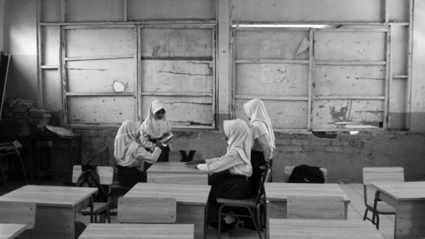 Kelas berdinding bata dan triplek di SDN Girimukti, Kampung Rajamandala, Desa Mandalamukti, Kecamatan Cikalong Wetan, Kabupaten Bandung Barat, Senin, 27 Juli 2026. (Foto: Prima Mulia/BandungBergerak)