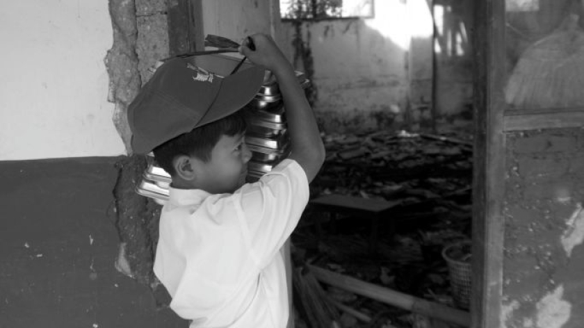 Kelas rusak atap ambruk SDN Girimukti, Kampung Rajamandala, Desa Mandalamukti, Kecamatan Cikalong Wetan, Kabupaten Bandung Barat, Senin, 27 Juli 2026. (Foto: Prima Mulia/BandungBergerak)
