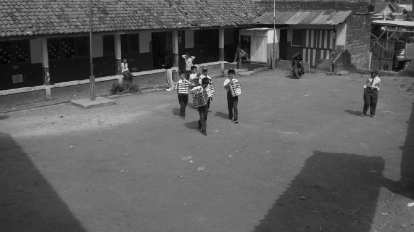 Lapangan tanah di sekolah SDN Girimukti, Kampung Rajamandala, Desa Mandalamukti, Kecamatan Cikalong Wetan, Kabupaten Bandung Barat, Senin, 27 Juli 2026. (Foto: Prima Mulia/BandungBergerak)