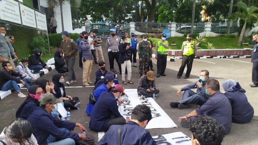 Mahasiswa Inaba melakukan demonstrasi di kantor LLDIKTI Wilayah IV Kota Bandung, Senin (5/4/2021). Mereka meminta pihak Dikti itu agar bertindak tegas atas sikap kampus yang dianggap sewenang-wenang. (Foto: Emi La Palau/BandungBergerak.id)