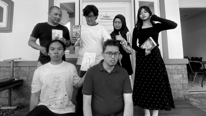 Kegiatan belajar bahasa Inggris yang diselenggarakan Helios English Book Club, komunitas diskusi buku berbahasa Inggris di bawah naungan perpustakaan Dr. Long Book, Bandung, Kamis, 23 Juli 2026. (Foto: Daffa Fadillah/BandungBergerak)