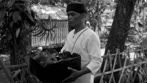 Mendistribusikan hidangan tradisional ke seluruh penjuru Kampung Adat Cikondang pada puncak Wuku Taun, Juli 2026. (Foto: Prima Mulia/BandungBergerak)