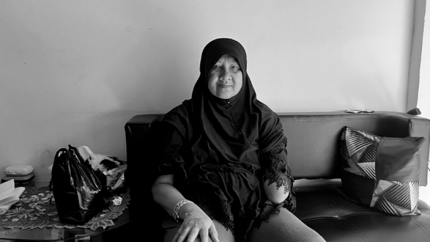 Neneng, 68 tahun, lansia dan disabilitas daksa yang tinggal seorang diri diRusunawa Rancacili, Bandung, Rabu, 29 Juli 2026. (Foto: Retna Gemilang/BandungBergerak)