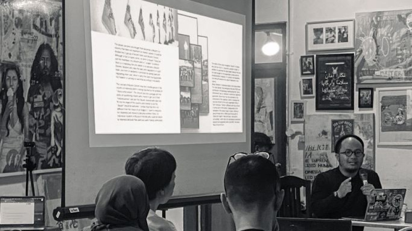 Peserta mengikuti diskusi bertajuk Art & Resilient Commons di Toko Marantika, Jalan Gempol Kulon No. 83, Kota Bandung, Senin, 13 Juli 2026. (Foto: Muhammad Fauzi Syakir/BandungBergerak)