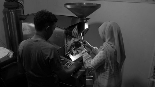 Belajar menyangrai biji kopi. Ruang produksi Wanoja Coffee juga menjadi tempat belajar bagi orang yang ingin mendalami proses pengolahan dan pemanggangan kopi, 10 Juni 2026. (Foto: Prima Mulia/BandungBergerak)