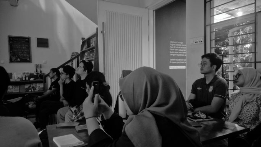 Diskusi dan pemutaran film The Motorcycle Diaries di Perpustakaan Bunga di Tembok, Jumat, 31 Juli 2026. (Foto: Niken Donamor/BandungBergerak)