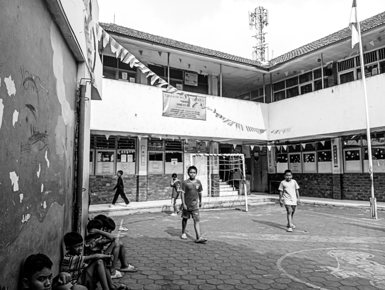Tetap bermain di tengah sengketa. (Foto: Muhammad Akmal Firmansyah/BandungBergerak)
