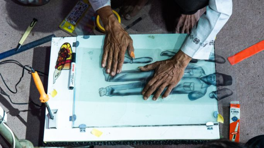 Wayang tavip di studionya di Baleendah, Kabupaten Bandung, Jumat, 7 Agustus 2026. (Foto: Insan Radhiyan/BandungBergerak)