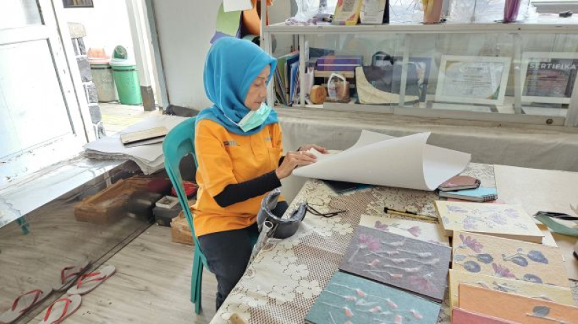 Cemara Paper memproduksi barang bersama kawan difabel, Rabu, 22 Juli 2026. (Foto: Femmi Trimartsyah/BandungBergerak)