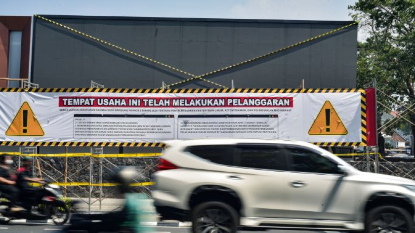 Bangunan di depan bekas pepohonan yang ditebang di Jalan RE Martadinata, Agustus 2026. (Foto: Fuzi Syakir/BandungBergerak)