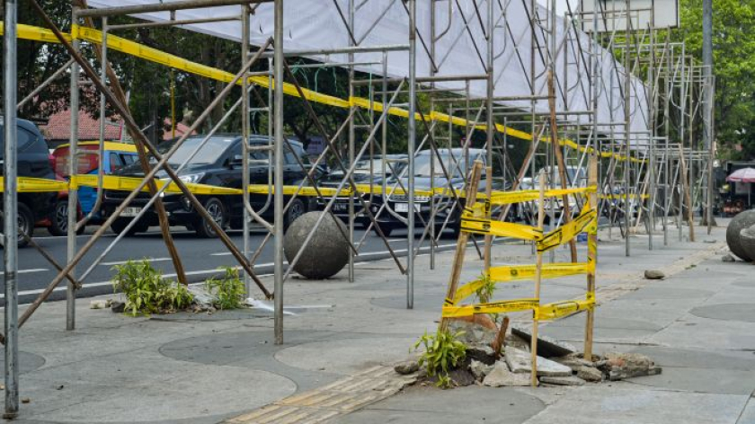 Bekas pepohonan yang ditebang di Jalan RE Martadinata, Agustus 2026. (Foto: Fuzi Syakir/BandungBergerak)