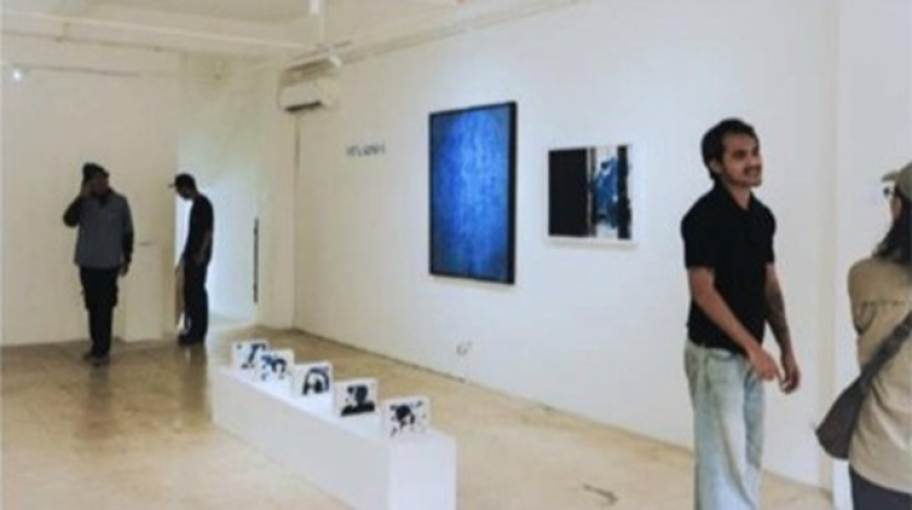Fathan berbicara dengan pengunjung. (Foto Sumber: Katalog pameran)
