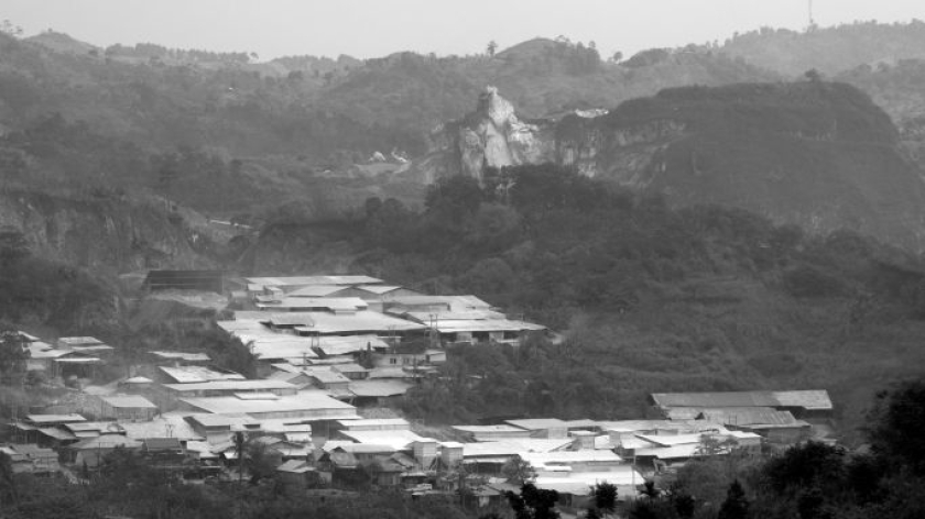 Atap-atap pabrik pengolah kapur di Cipatat, Kabupaten Bandung Barat, 30 Juli 2026. (Foto: Prima Mulia/BandungBergerak)