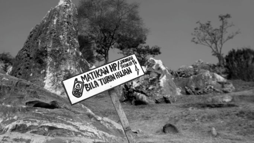 Spanduk imbauan di karst Kabupaten Bandung Barat, 30 Juli 2026. (Foto: Prima Mulia/BandungBergerak)