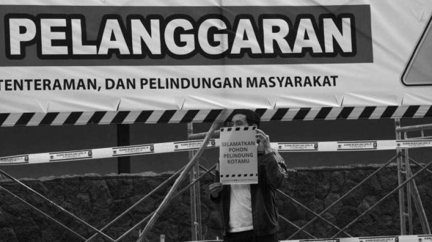 Aksi Koalisi Pejalan Kaki (Kopeka) terkait penebangan pohon di Jalan R.E. Martadinata, Bandung, Jumat, 14 Agustus 2026. (Foto: Prima Mulia/BandungBergerak)