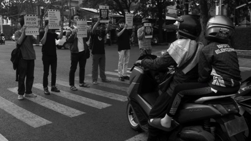 Aksi Koalisi Pejalan Kaki (Kopeka) terkait penebangan pohon di Jalan R.E. Martadinata, Bandung, Jumat, 14 Agustus 2026. (Foto: Prima Mulia/BandungBergerak)