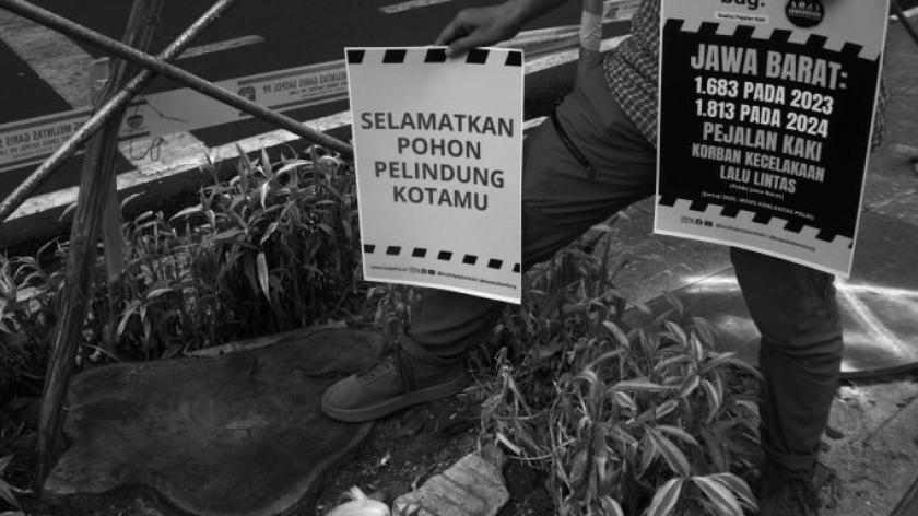 Aksi Koalisi Pejalan Kaki (Kopeka) terkait penebangan pohon di Jalan R.E. Martadinata, Bandung, Jumat, 14 Agustus 2026. (Foto: Prima Mulia/BandungBergerak)