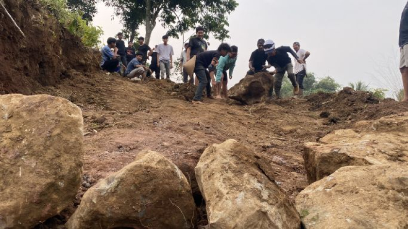 Petani Kampung Madhur, Desa Sukajaya, Kecamatan Tamansari, Kabupaten Bogor, 10 Agustus 2026. (Foto: Tim Redaksi BandungBergerak) 