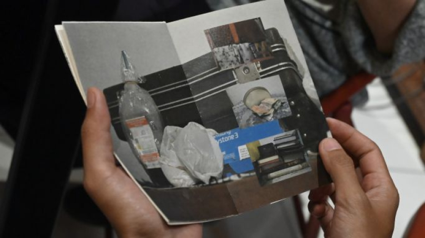 Zine foto Memoire karya Salma Nur Fauziyah di acara diskusi Tumpah Ru(m)ah di Perpustakaan Bunga di Tembok, Sabtu, 15 Agustus 2026. (Foto: Niken Donamor/BandungBergerak)