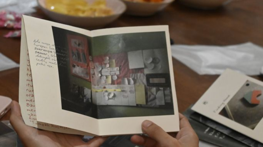 Zine foto di acara diskusi Tumpah Ru(m)ah di Perpustakaan Bunga di Tembok, Sabtu, 15 Agustus 2026. (Foto: Niken Donamor/BandungBergerak)