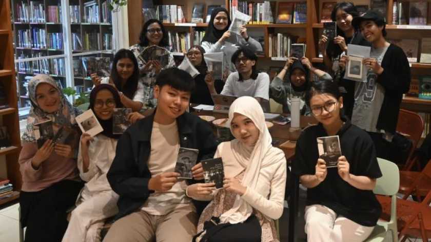 Para pembuat zine foto di acara diskusi Tumpah Ru(m)ah di Perpustakaan Bunga di Tembok, Sabtu, 15 Agustus 2026. (Foto: Niken Donamor/BandungBergerak)