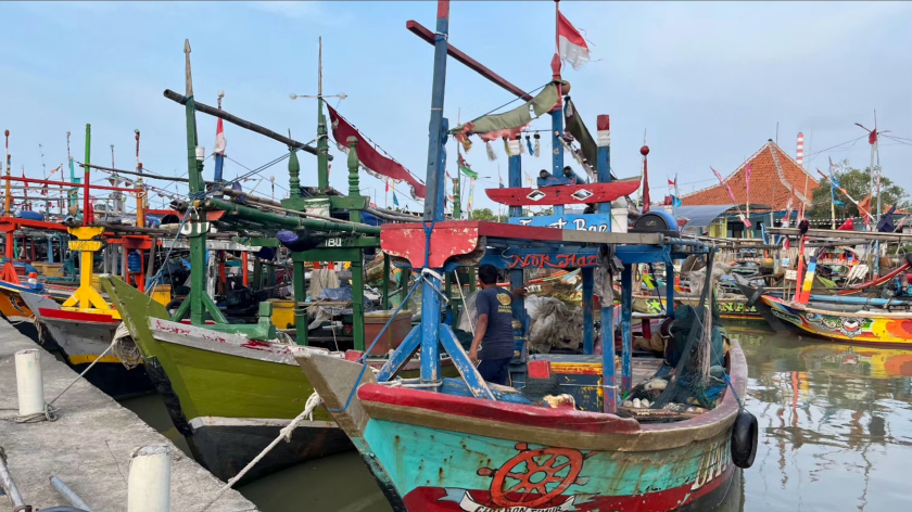 Deretan perahu di pesisir Cirebon. (Foto: Hanifa Paramitha Siswanti)