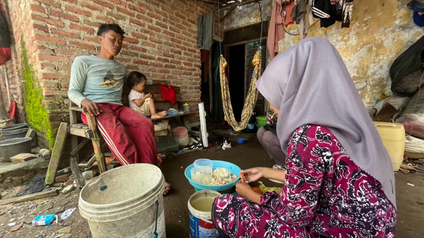 Berbagi tugas keluarga pesisir Cirebon. (Foto: Hanifa Paramitha Siswanti)