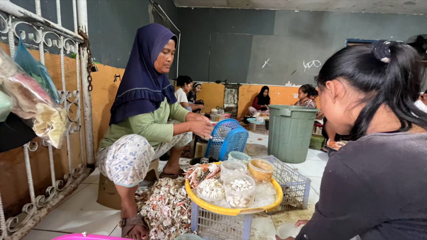 Isti dan anaknya mengupas rajungan. (Foto: Hanifa Paramitha Siswanti)