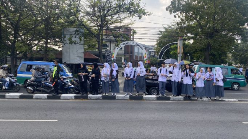 Pelajar bersiap menyeberang Jalan Sukarno Hatta, Bandung, Jumat, 21 Agustus 2026. (Foto: Yopi Muharam/BandungBergerak)