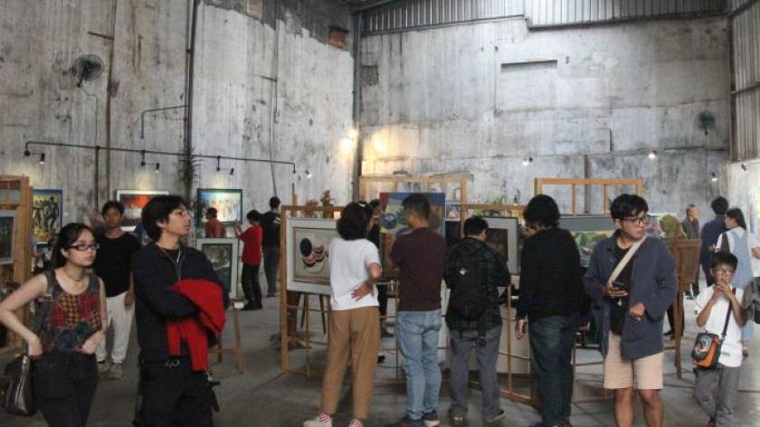Pameran bertajuk Hidangan Ala Kadarnya di Tjap Sahabat Gallery & Cultural Hub, Jalan Cibadak 168A, Bandung. Pameran berlangsung hingga 30 Agustus 2026. (Foto: Niken Donamor/BandungBergerak)