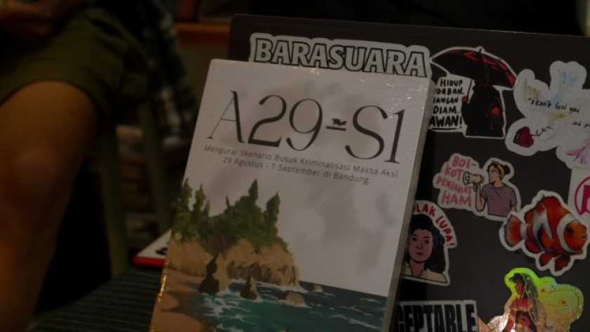 Buku tentang demonstrasi A29 - S1, didiskusikan di Perpustakaan Bunga di Tembok, Bandung, Sabtu 29 Agustus 2026. (Foto: Fitri Amanda/BandungBergerak)