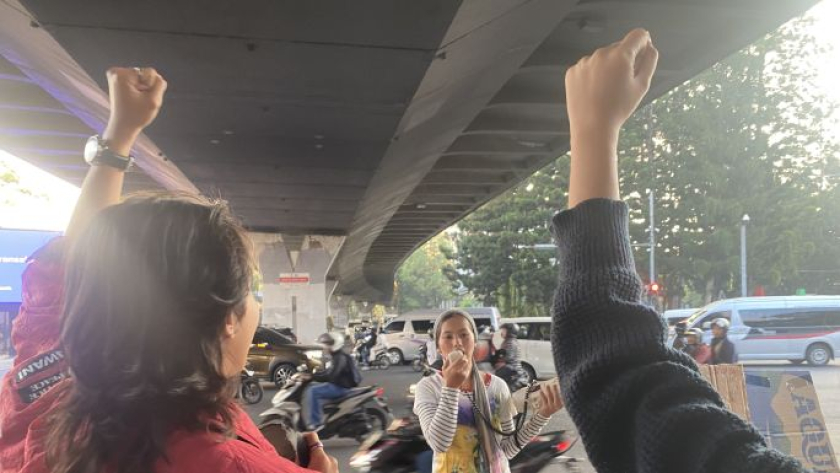 Mahasiswa yang tergabung dalam Setia Rakyat (Setra) menggelar aksi di kolong jembatan Pasupati, Bandung, Minggu, 30 Agustus 2026. (Foto: Yopi Muharam/BandungBergerak)