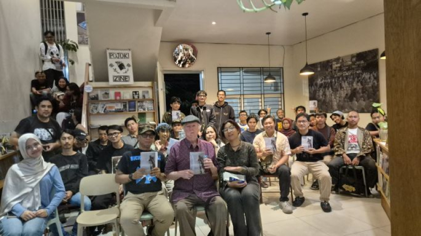 Diskusi buku Max Lane Unfinished Nation di Perpustakaan Bunga di Tembok, Bandung, Kamis, 27 Agustus 2026. (Foto: NIken Donamor/BandungBergerak)