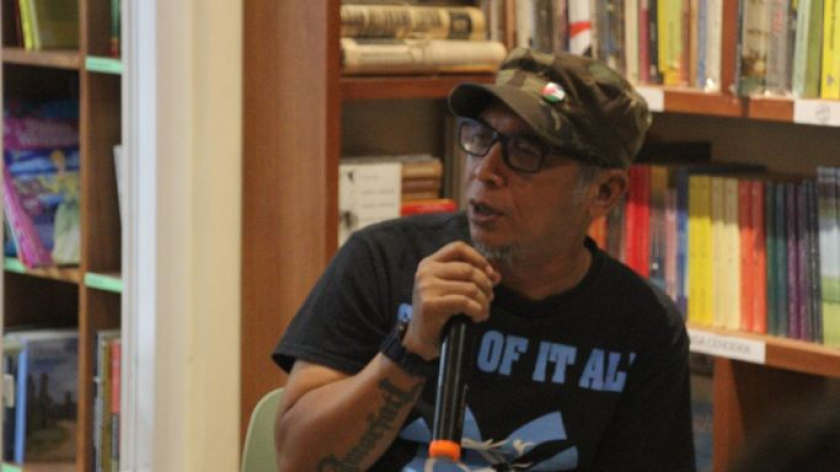 Herry Sutresna di diskusi buku Max Lane Unfinished Nation di Perpustakaan Bunga di Tembok, Bandung, Kamis, 27 Agustus 2026. (Foto: NIken Donamor/BandungBergerak)