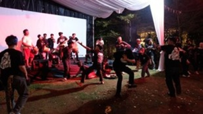 Penampilan seni tradisi Reak oleh Bandung Thimoer Art of Reak. (Foto: Dokumentasi Iqa Kinanti Nandakasih)