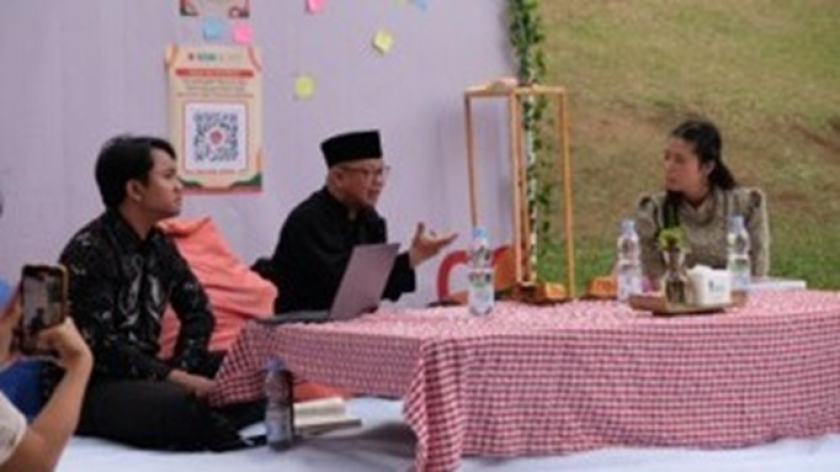 Bedah buku Indonesia di Mata India bersama Iwan Pranoto dan Irfan Pradana dari Komunitas Aleut di NDBF 7.0. (Foto: Dokumentasi Iqa Kinanti Nandakasih)