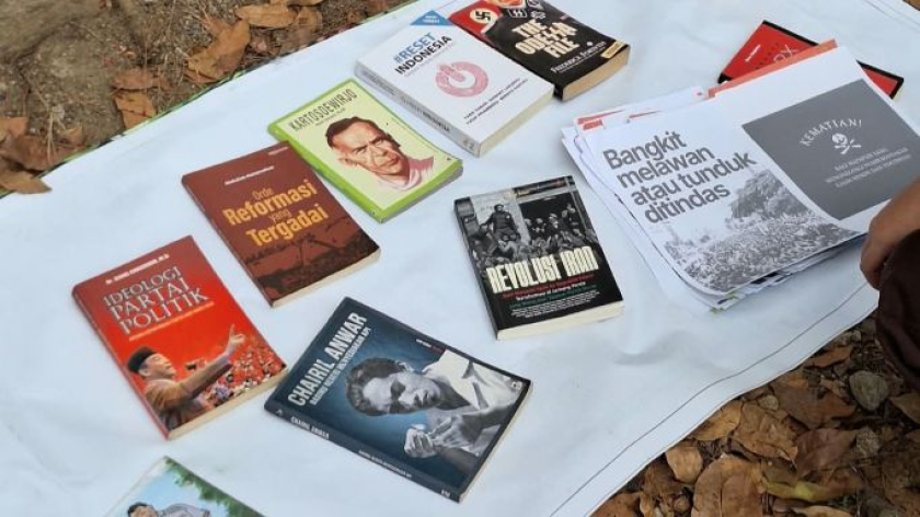 Lapak buku di Aksi Kamisan Unisba ke-12 di depan Tugu Toga, Kamis, 3 September 2026. (Foto:  Azany Magrina Duarte/BandungBergerak)
