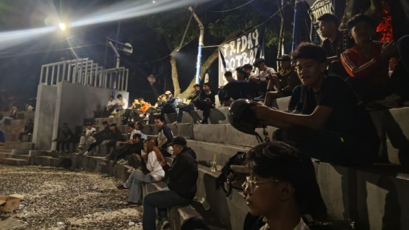 Sepak bola jalanan komunitas Friday Football Street (FFS)  di Taman Musik, Jumat, 4 September 2026. (Foto: Ryan D Apriliyana/BandungBergerak)