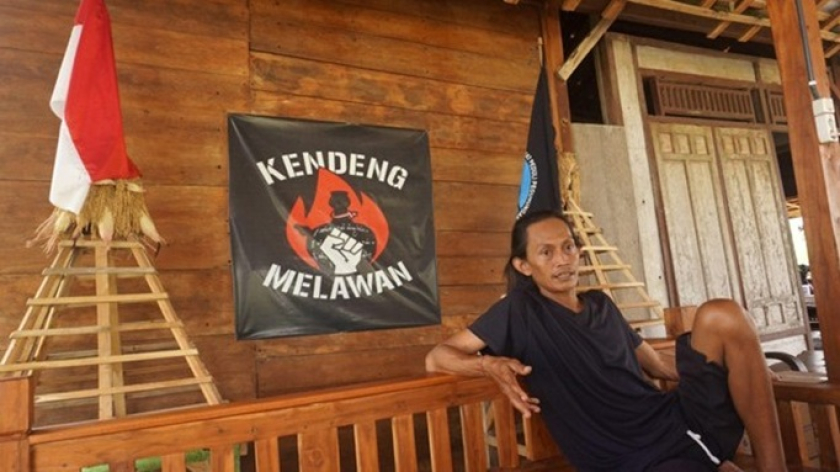 Joko Prianto atau Prin, petani Sedulur Sikep yang juga koordinator JMPPK, di kediamannya di Desa Tegaldowo, Kecamatan Gunem, Rembang. (Foto: Abul Muamar)